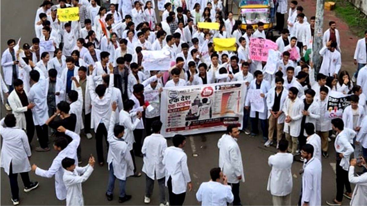 MP में कल से अनिश्चितकालीन भूख हड़ताल पर MBBS इंटर्न्स, सरकार और डॉक्टरों की लड़ाई में मरीजों की आफत