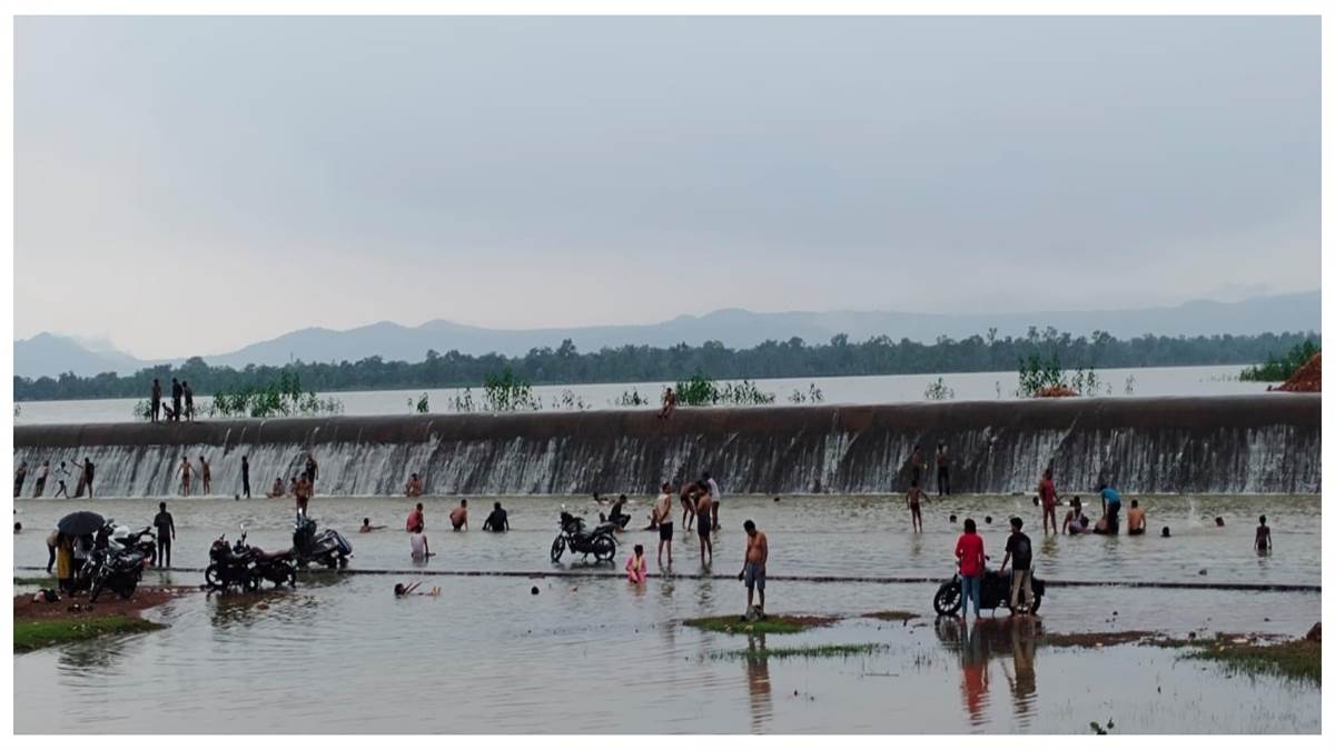 फुहारों वाला संडे: कोटा व खूंटाघाट बांध पर दिखी खूब रौनक, प्रकृति के मनोहारी दृश्यों को लोगों ने मोबाइल में किया कैद