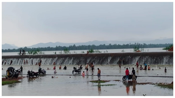 फुहारों वाला संडे: कोटा व खूंटाघाट बांध पर दिखी खूब रौनक, प्रकृति के मनोहारी दृश्यों को लोगों ने मोबाइल में किया कैद