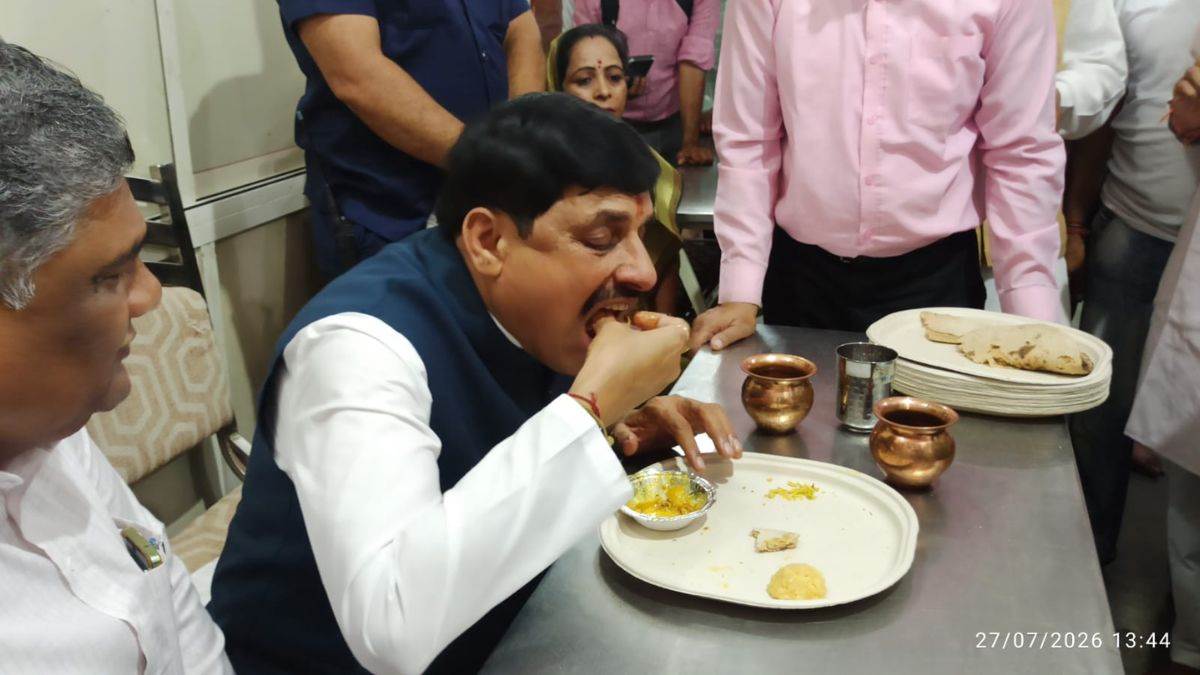 'मजा आ गया...' खंडवा में CM मोहन यादव ने टिक्कड़ प्रसाद खाकर कहा, श्रीदादाजी समाधि के दर्शन किए