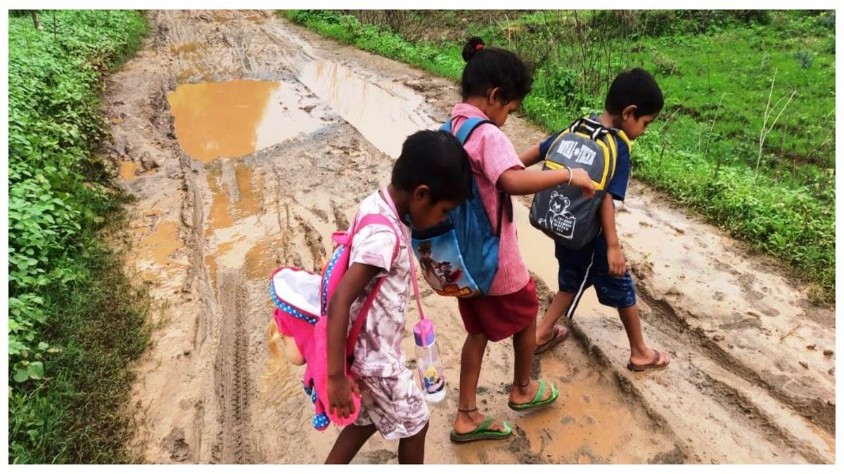 सूरजपुर  जिले के तीन सौ परिवारों का एकमात्र रास्ता बना दलदल: मरीजों को खाट पर ले जाने की मजबूरी