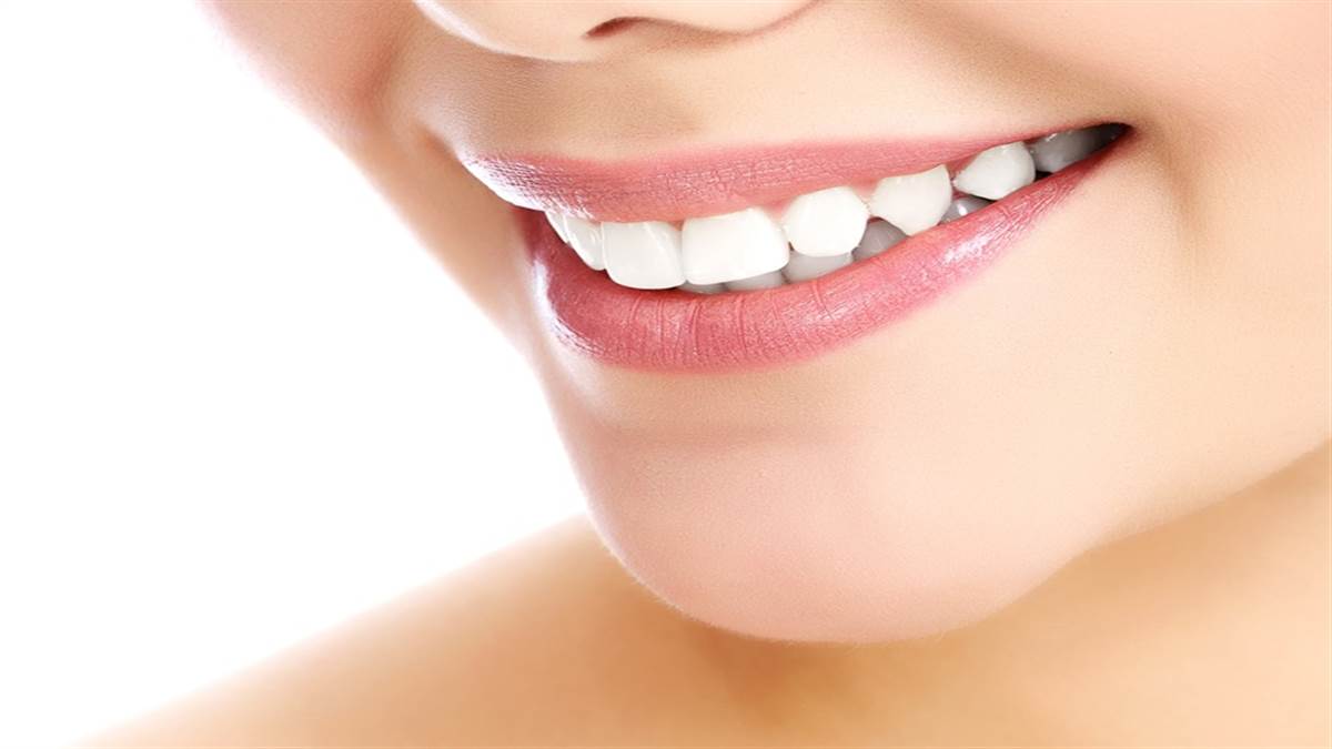 Teeth Cleaning: इस तरह साफ करें अपने दांतों को, मोतियों की तरह चमक जाएंगे, न ही मुंह से आएगी बदबू