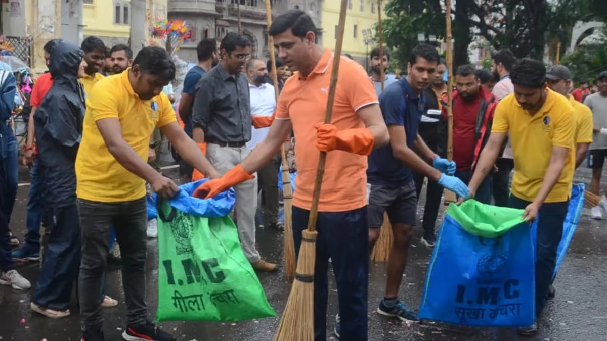 Indore: गोगा नवमी के बाद अवकाश पर रहेंगे सफाई मित्र, इंदौर में महापौर समेत  जनप्रतिनिधि संभालेंगे व्यवस्था - Safai Mitra on leave today in indore  public representatives and ...