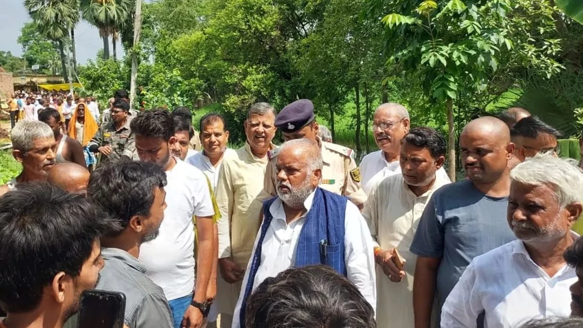 बिहार में मंत्री और विधायक को ग्रामीणों ने एक किलोमीटर तक खदेड़ा...हमले में बॉडीगार्ड सहित कई घायल