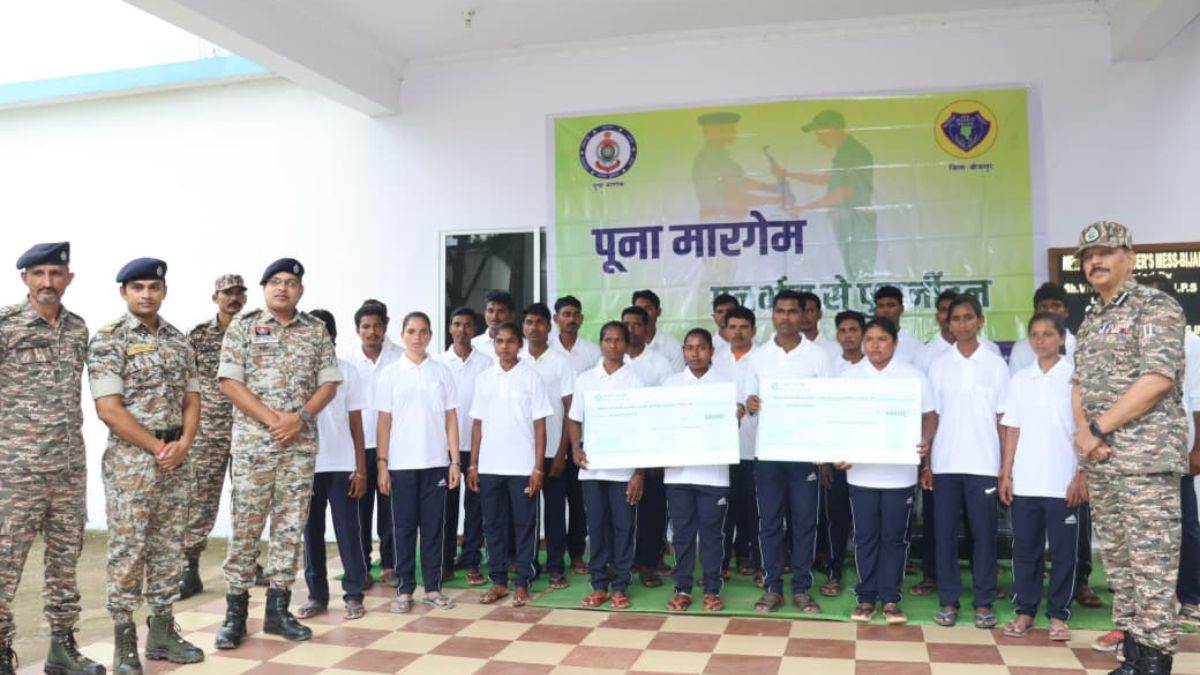 बीजापुर पुलिस के नाम बड़ी कामयाबी, 81 लाख रुपये के 20 इनामी सहित 30 माओवादियों ने किया सरेंडर