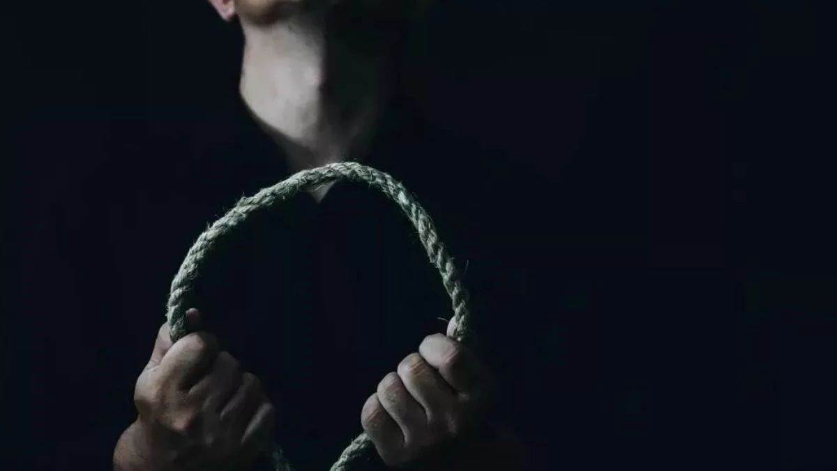 महिला दोस्त से फोन पर बात करने के बाद नाबालिग ने लगाई फांसी, कमरे में फंदे से लटका मिला शव
