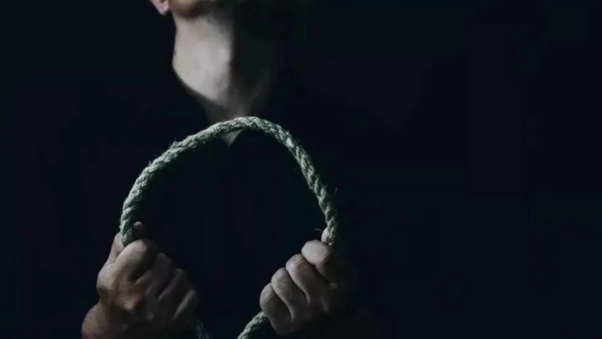 महिला दोस्त से फोन पर बात करने के बाद नाबालिग ने लगाई फांसी, कमरे में फंदे से लटका मिला शव