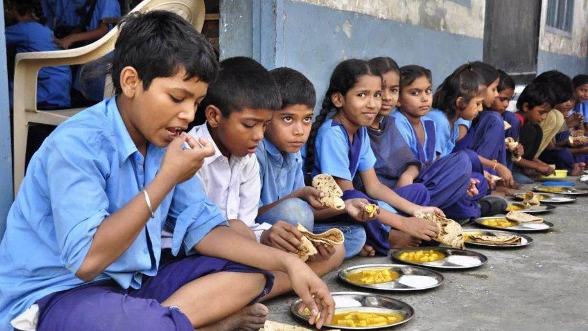 Sukma: स्कूल में 426 बच्चों को जहर देने वाला शिक्षक गिरफ्तार, पुलिस ने पूछताछ में उगलवाई 'काली करतूत' की वजह
