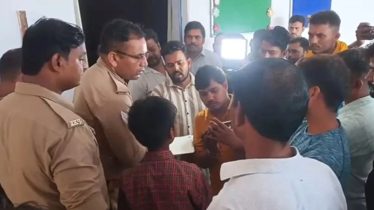 UP School Controversy: नोटबुक में 'जय श्री राम' लिखने पर छात्र को पीटा...कॉपी फाड़ी, हंगामे के बाद शिक्षक शाकिर गिरफ्तार