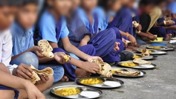 राजनांदगांव मिड डे मील विवाद:  टीचर पर लगा खाने में छिपकली डालने का आरोप, भोजन को जांच के लिए भेजा