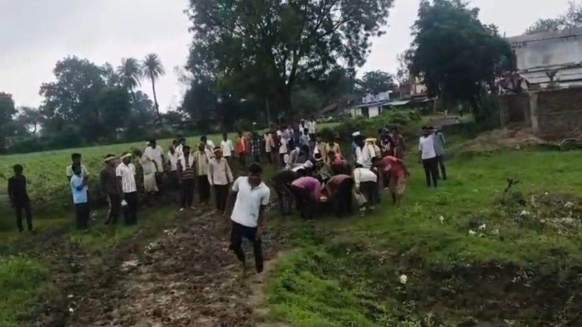 फिसलते पांव, फंसतीं गाड़ियां नरसिंहपुर के भूत पिपरिया की पहचान; 1.5 किमी दलदल से गुजरी अंतिम यात्रा