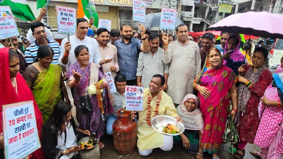 भोपाल में कांग्रेस का अनूठा प्रदर्शन: महंगाई के विरोध में 'त्योहार लोन' मांगने बैंक पहुंचीं महिलाएं, गैस सिलेंडर को पहनाई माला