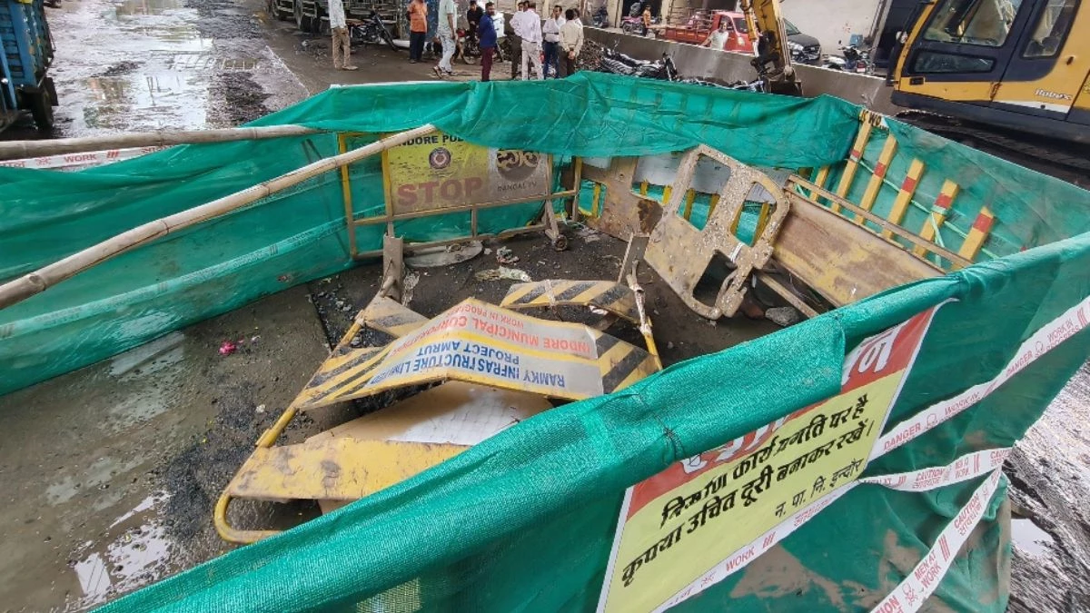 इंदौर में 10 दिन में धंसी दूसरी सड़क, इस बार 20 फीट गहरा गड्ढा हुआ, नीचे से गुजर रही है ड्रेनेज लाइन