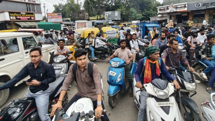 रक्षाबंधन के एक दिन पहले इंदौर शहर के जवाहर मार्ग पर लगा लंबा जाम, ट्रेनों के लिए रेलवे स्टेशन पर जबरदस्त भीड़ रक्षाबंधन के एक दिन पहले इंदौर शहर के जवाहर मार्ग पर लगा लंबा जाम, ट्रेनों के लिए रेलवे स्टेशन पर जबरदस्त भीड़