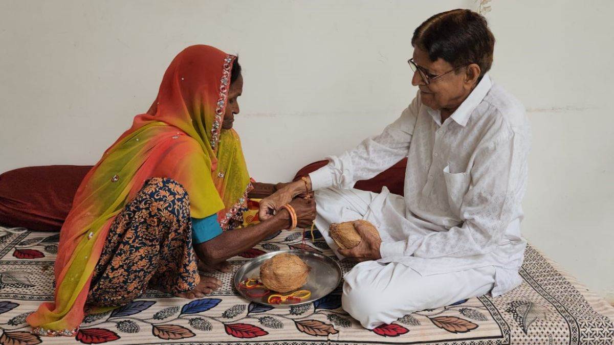 60 साल से मुस्लिम भाई को राखी बांध रही हिंदू बहन, मंदसौर में बरसों से कायम है भाई-बहन का अटूट रिश्ता