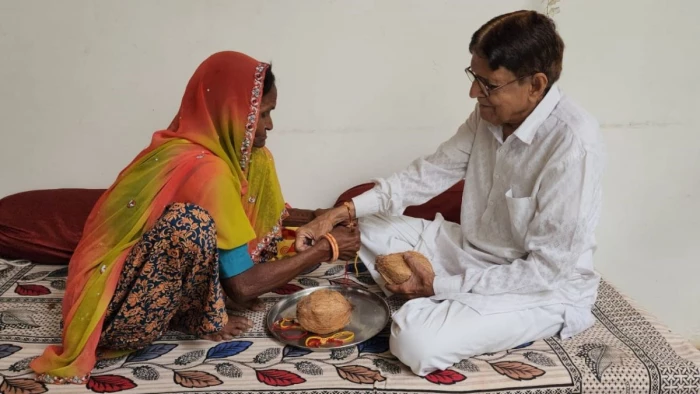 60 साल से मुस्लिम भाई को राखी बांध रही हिंदू बहन, मंदसौर में बरसों से कायम है भाई-बहन का अटूट रिश्ता