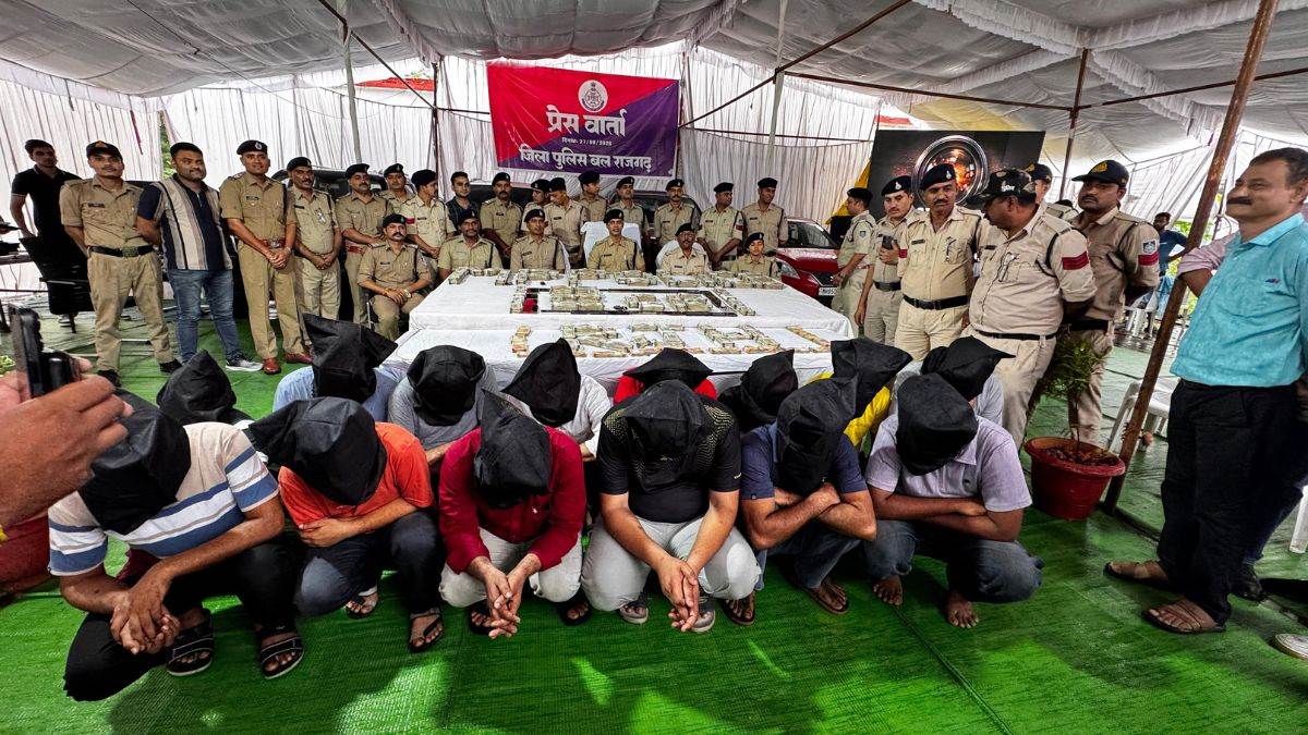 रुपये दोगुना करने के नाम पर 2 करोड़ की ठगी, 10 राज्यों में 30 हजार किमी पीछा कर राजगढ़ पुलिस ने पकड़े 14 आरोपित