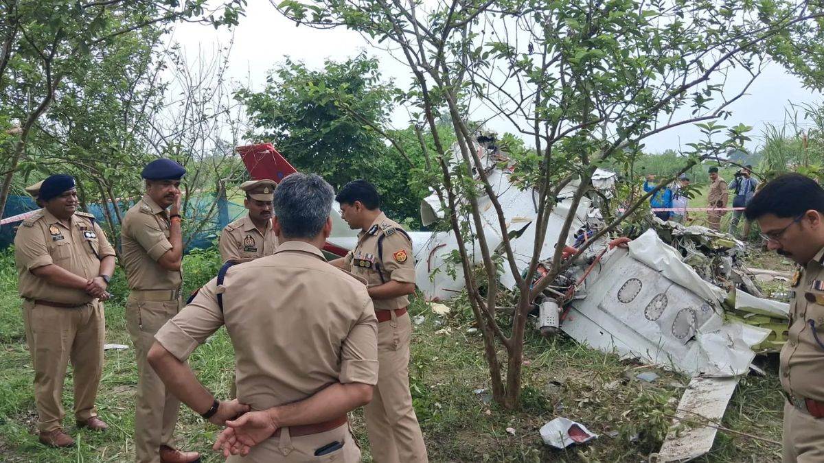 कानपुर में ट्रेनिंग एयरक्राफ्ट क्रैश, दो पायलटों की मौत, गंगा बैराज के पास हादसे से मचा हड़कंप