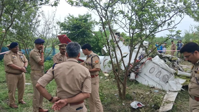 कानपुर में ट्रेनिंग एयरक्राफ्ट क्रैश, दो पायलटों की मौत, गंगा बैराज के पास हादसे से मचा हड़कंप