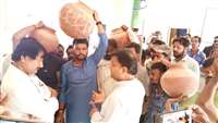 Raisen News : जलसंकट को लेकर कांग्रेस पार्षदों ने मटका सिर पर रखकर प्रदर्शन किया