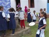 Guna News: सीएम राइज स्कूल में बच्चों से धुलवाईं जूठी थाली, हेडमास्टर को नोटिस