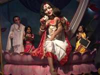 Durga Puja Pandal: कोलकाता में सेक्स वर्कर्स की जिंदगी की झलक दिखाता पंडाल, देखिए फोटो-वीडियो