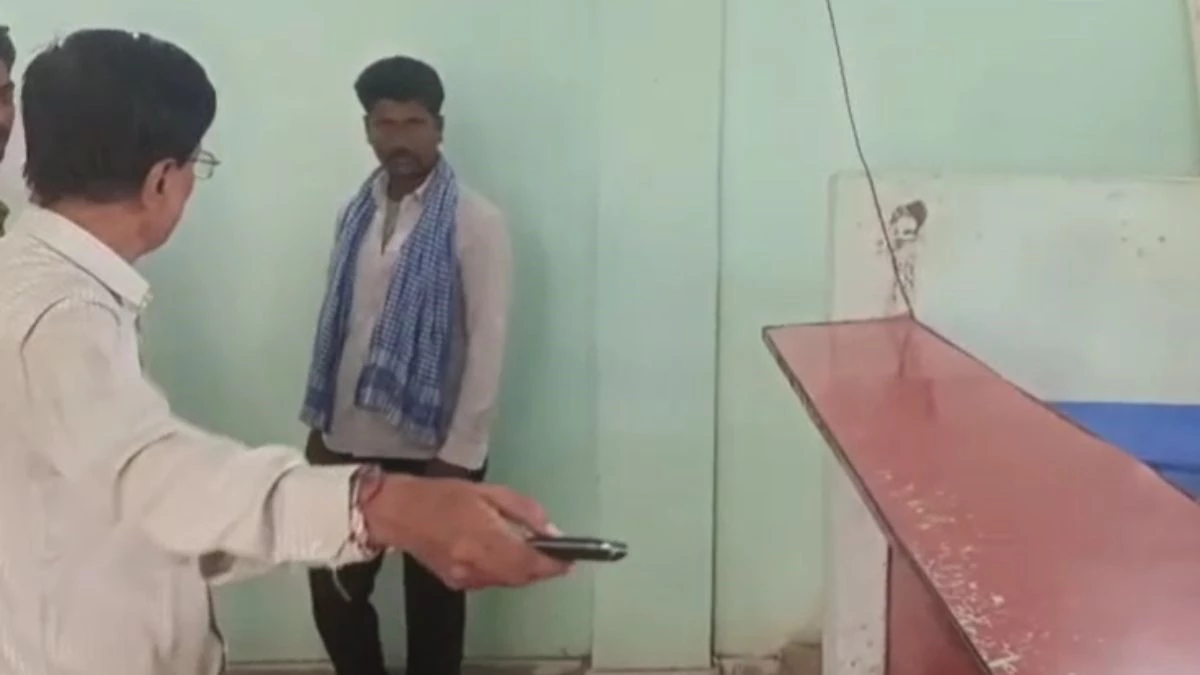 गुस्से में किसान ने कोर्ट में नायब तहसीलदार के सामने फाड़े कागज, एक साल से काट रहा था चक्कर, SDM ने भेजा जेल
