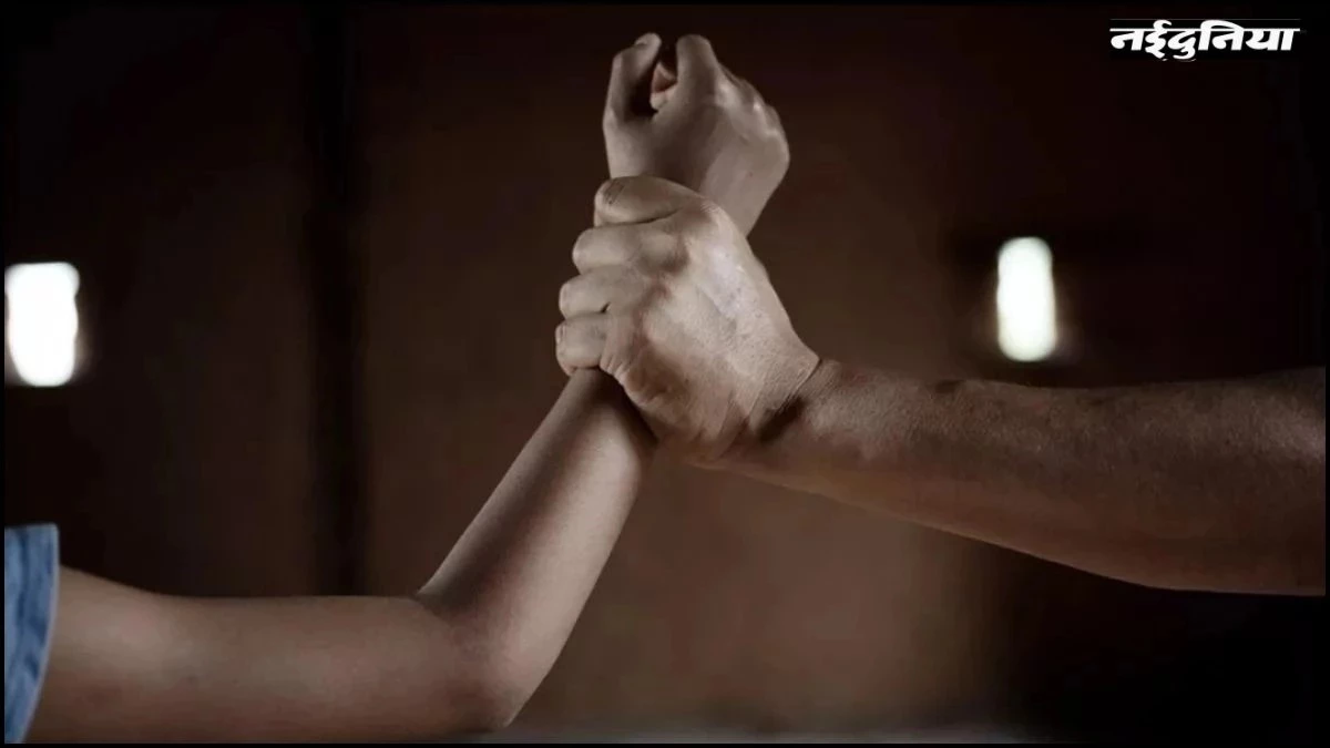 कोर्ट पेशी में आई पीड़िता का वकील असलम अली ने बुरी नीयत से पकड़ा हाथ, बोला- तुम्हारे साथ गरबा खेलना है