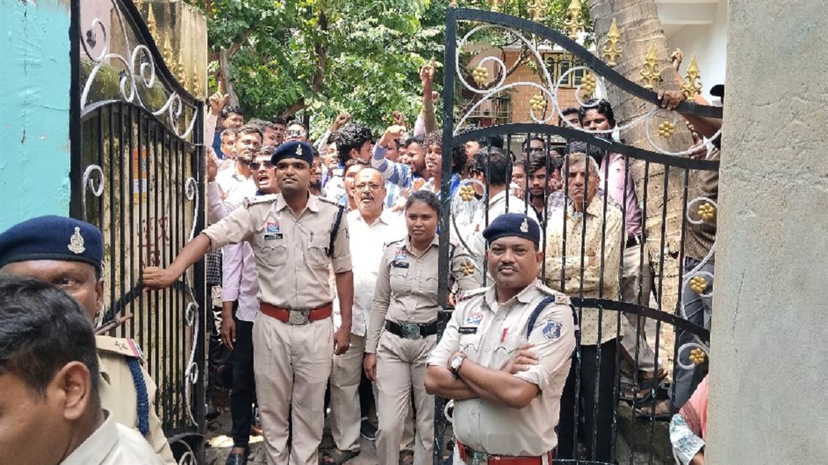 मतांतरण की प्रयोगशाला धमतरी के टिकरापारा में बवाल: चंगाई सभा को लेकर पांच...