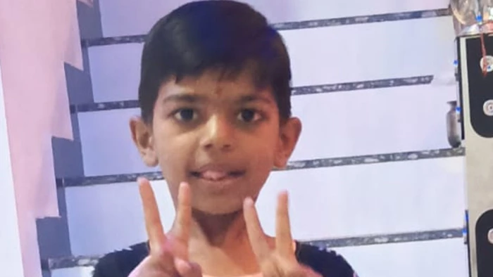 खरगोन में घर के आंगन में खेल रहे 8 वर्षीय बालक को टेम्पो ने रौंदा, ईयरफोन लगाकर मोबाइल पर बात कर रहा था ड्राइवर