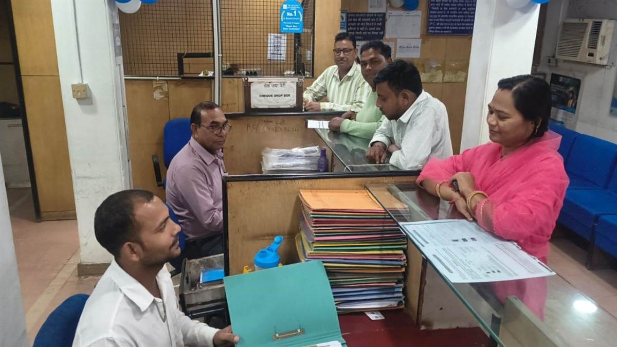 ग्वालियर में 10 साल बाद रविवार को खुले बैंक, हड़ताल के कारण सोमवार से 3 दिन ठप रहेगा बैंकिंग कामकाज