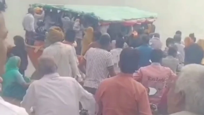 चंबल में मौत का सफर! 7 साल से पुल नहीं बना, ओवरलोड स्टीमर में बाइक समेत नदी पार कर रहे ग्रामीण