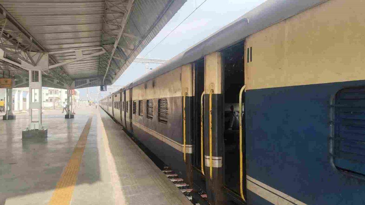 धार में नई रेल सुविधा पर खतरा : पटरी पर रख रहे लोहे का सामान, नीचे से गिट्टी निकालकर ट्रैक पर कर रहे जमा