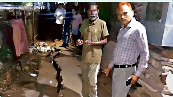 ग्वालियर में एलिवेटेड रोड के किनारे धंसी सड़क, चार मकानों में आई दरारें; निगम-PWD के दावों में उलझा कारण