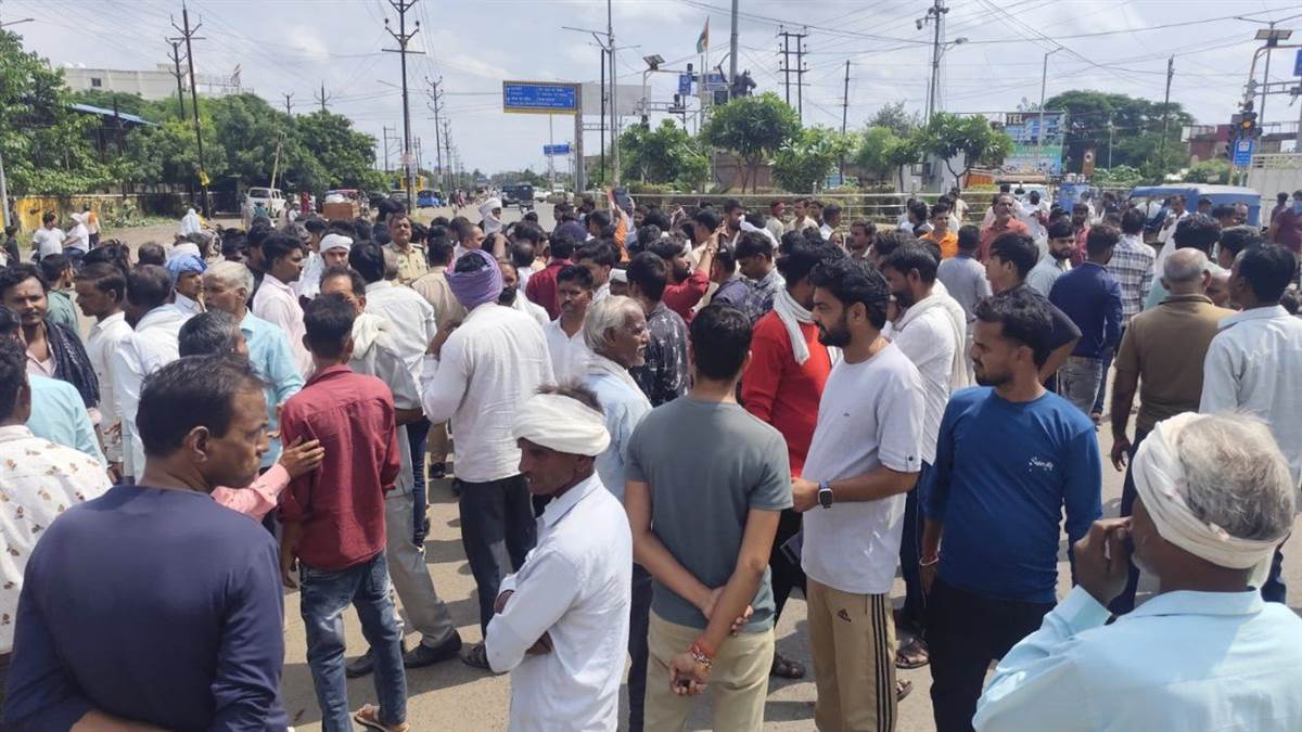 करंट लगने से युवक की मौत पर बवाल, परिजनों ने हजीरा थाने के सामने शव रखकर किया चक्काजाम