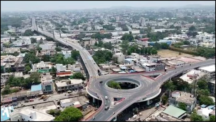 1232 करोड़ का फ्लाईओवर, एक ही साल में बदहाली... नीचे अवैध पार्किंग, पोस्टर और कचरा; ऊपर चोरी हो रहीं लोहे की प्लेटें