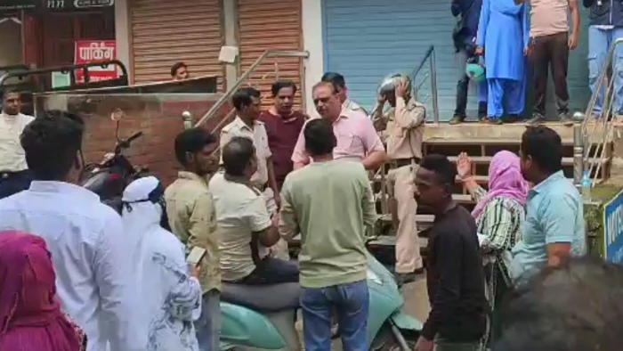 जबलपुर के होटल में हाईवोल्टेज ड्रामा: पत्नी को गैर पुरुष के साथ देख भड़का पति, सड़क पर चले लात-घूंसे