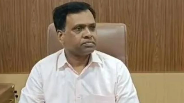 रीवा कलेक्टर जिस बस में बैठकर कार्यक्रम में पहुंचे, बिना फिटनेस, परमिट-बीमा के निकली; जांच के बाद सीज