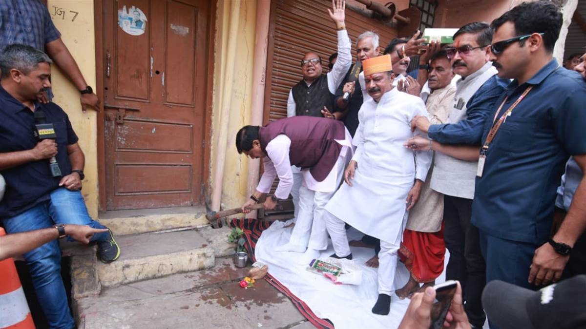बचपन की यादों पर विकास की गैंती : उज्जैन में चौड़ीकरण में बाधक बना अपना घर तोड़ते हुए भावुक हुए CM डॉ. मोहन यादव