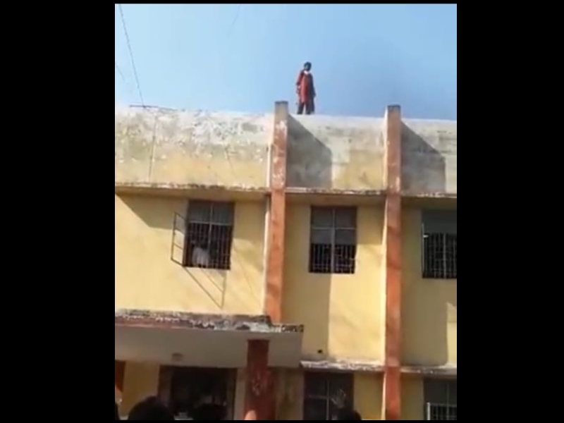 Korba News Video: नशे में महिला ने की कोरबा जिला न्यायालय की छत से छलांग लगाने की कोशिश, देखें वीडियो