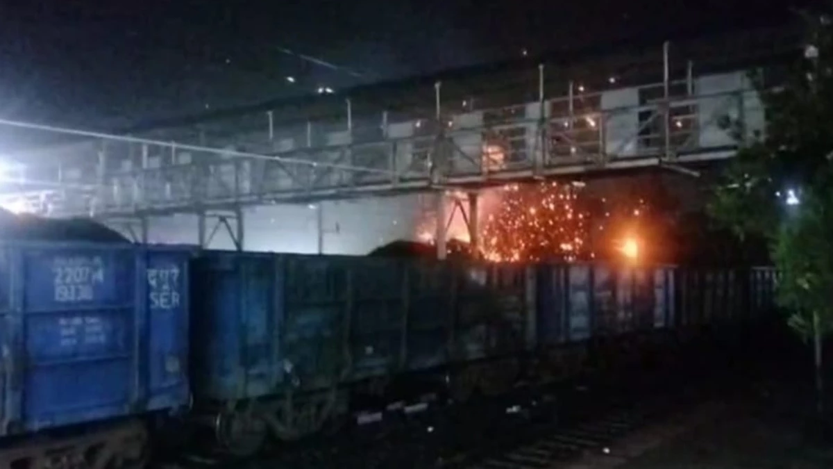 अनूपपुर स्टेशन से गुजर रही थी मालगाड़ी पर जोरदार धमाके के साथ उठी चिंगारियां
