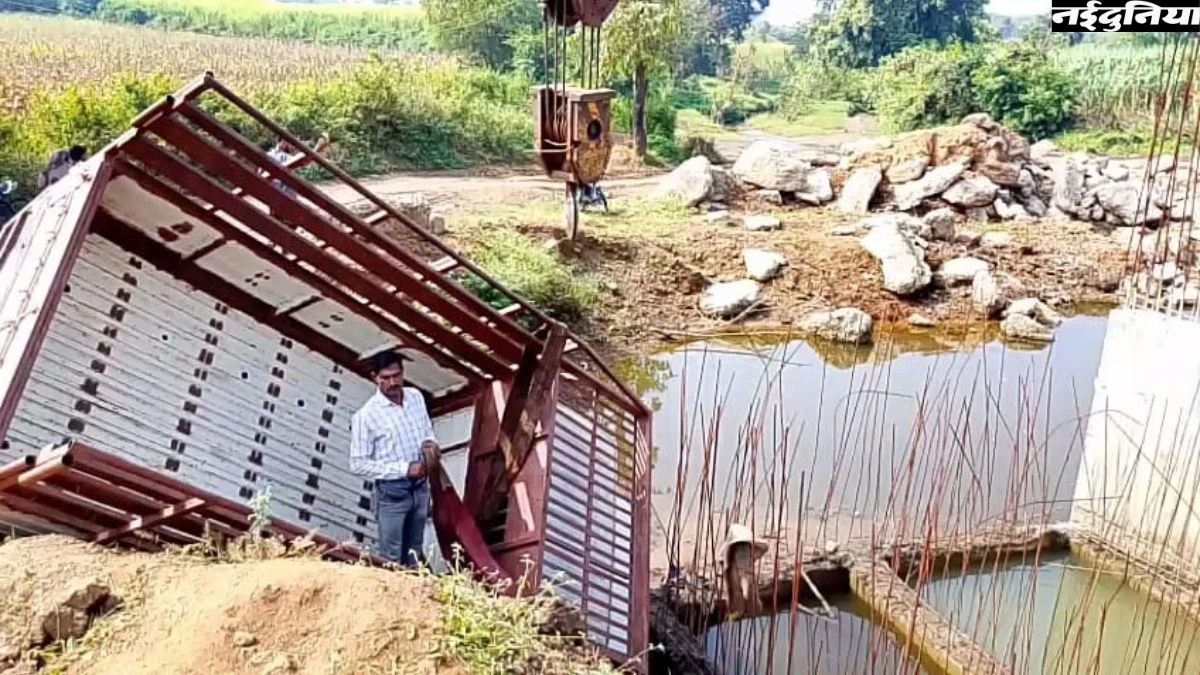 नरसिंहपुर में निर्माणाधीन पुलिया के गड्ढे गिरा पिकअप ट्रक, बाल-बाल बचा ड्राइवर