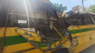 भोपाल में वीआईपी रोड पर बिजली के खंभे से टकराई आरजीपीवी की बस, 15 घायल; तीन की हालत गंभीर