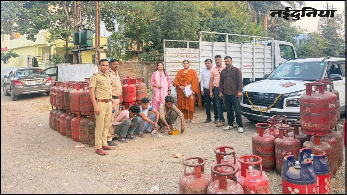 भोपाल में गैस रिफिलिंग सेंटर पर छापा, 98 सिलिंडरों के साथ कोलार इंडेन गैस का कर्मचारी गिरफ्तार; 2 से 3 किलो तक गैस कम मिली