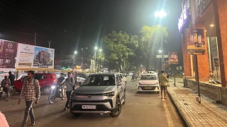 दीपावली से पहले भोपाल के स्टेशनों पर बढ़ी भीड़, पर कोई सुरक्षाकर्मी नहीं; कैब व ऑटो वालों की मनमानी