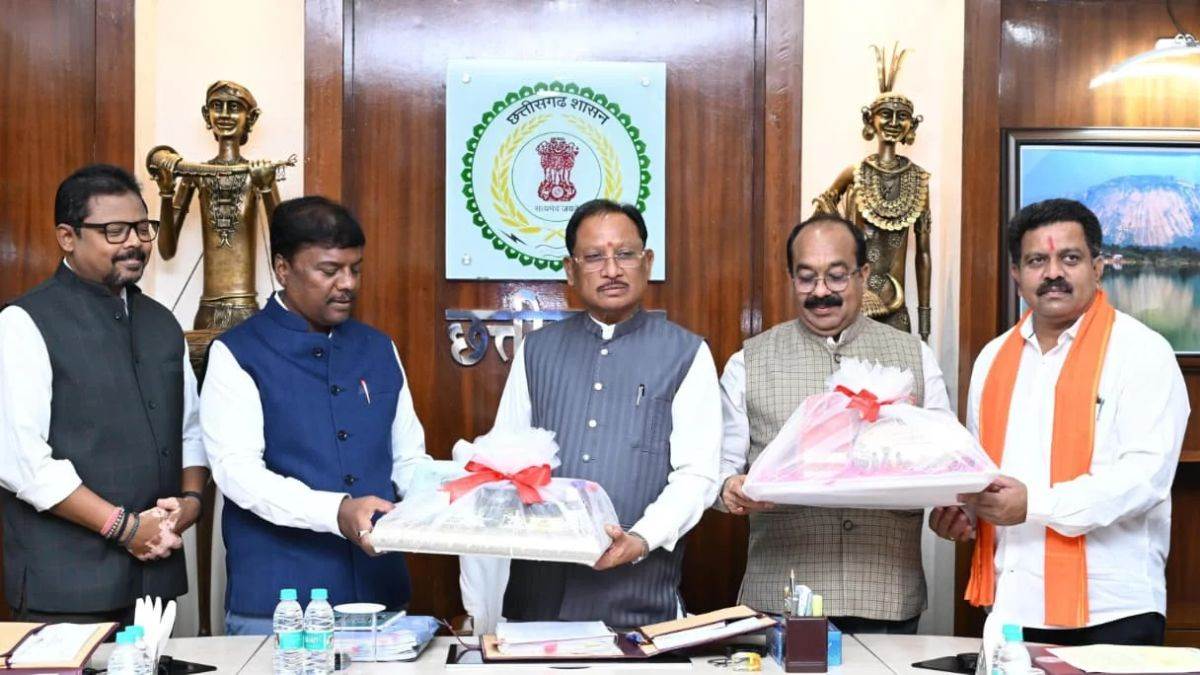 रायपुर में CM साय ने लॉन्च किया छत्तीसगढ़ हर्बल्स दिवाली गिफ्ट पैक, वन धन केंद्रों की महिलाओं ने किया तैयार