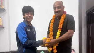 छह साल की उम्र से थामा बल्ला, अब राष्ट्रीय स्तर पर दम दिखाएगी देवास की अलीना खान, चैलेंजर ट्राफी के लिए 60 महिला क्रिकेटरों में बनाई जगह