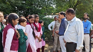 खंडवा में अधीक्षिका के निलंबन पर भावुक हुईं छात्राएं... ताला तोड़कर कलेक्टर से मिलने पैदल निकलीं