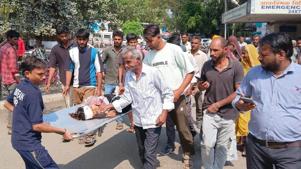 मंदसौर में स्कूली वाहन दुर्घटनाग्रस्त, 7 बच्चे घायल, राहगीरों ने अस्पताल में करवाया भर्ती