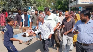 मंदसौर में स्कूली वाहन दुर्घटनाग्रस्त, 7 बच्चे घायल, राहगीरों ने अस्पताल में करवाया भर्ती